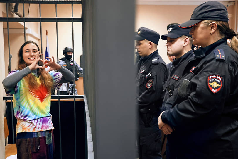 Художница Александра Скочиленко, приговоренная к семи годам лишения свободы за распространении фейков о российской армии, на заседании суда