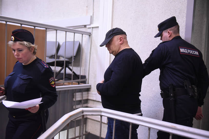 Бизнесмен Александр Ебралидзе, обвиняемый  в хищении средств «Констанс-банка»,  после судебного заседания в Октябрьском районном суде 