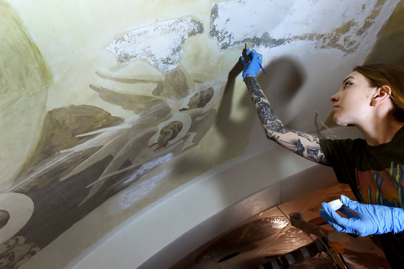 Художница во время реставрации росписи интерьера Санкт-Петербургской государственной консерватории имени Римского-Корсакова