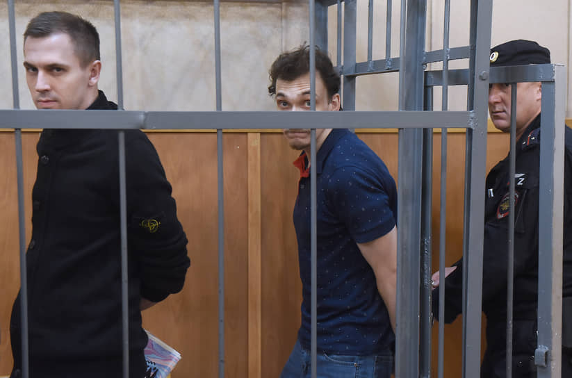Первое судебное заседание в Санкт-Петербургском гарнизонном военном суде в отношении хакеров из группы REvil. Подсудимый Дмитрий Коротаев (слева) и подсудимый Артём Заец (второй справа) перед заседанием