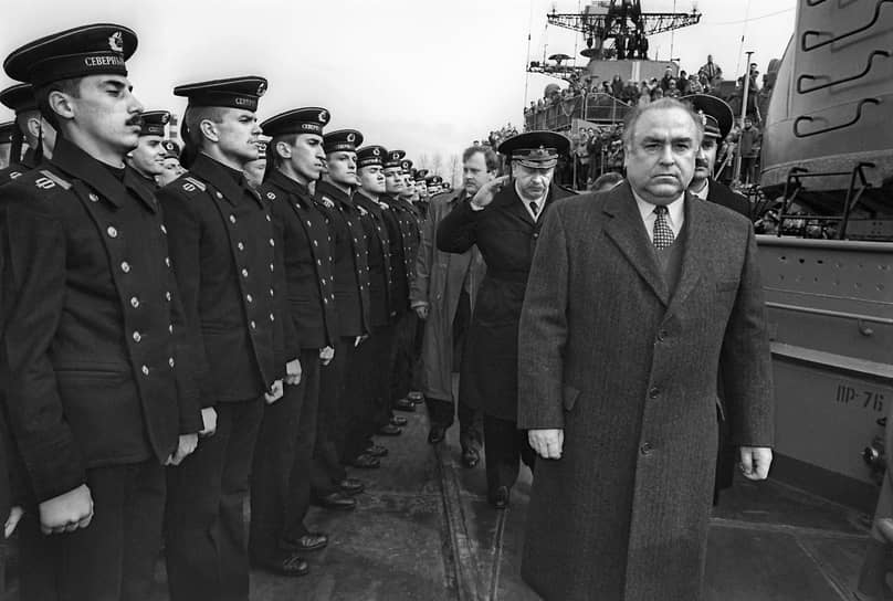 Председатель правительства России Виктор Черномырдин во время посещения Балтийской флотилии