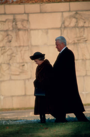 Королева Великобритании Елизавета II и президент России Борис Ельцин во время официального визита королевы в Россию