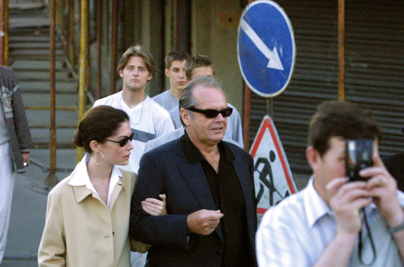 Американский актер Джек Николсон (в центре) и его подруга Лара Флинн Бойл (слева) во время прогулки по городу