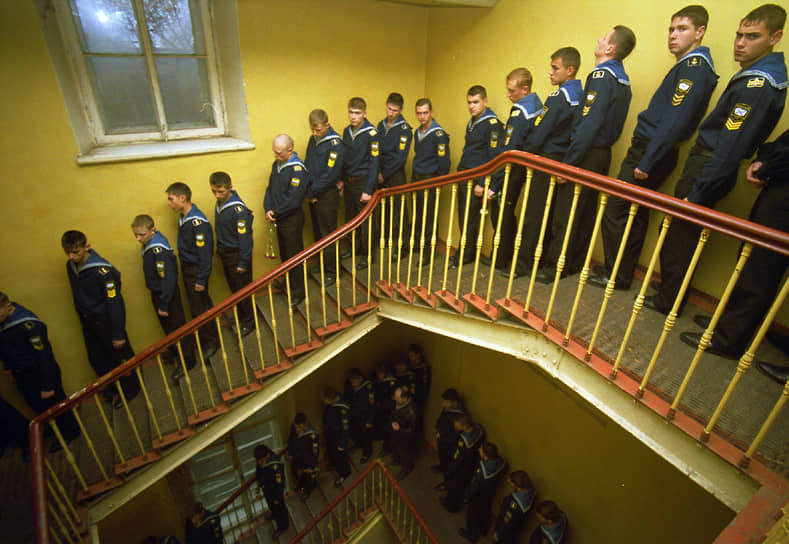 Очередь на лестнице из пришедших проститься с капитан-лейтенантом Дмитрием Колесниковым — первым из опознанных членов экипажа атомной подводной лодки «Курск»