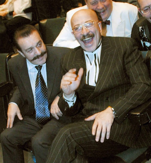 Певцы Вилли Токарев (слева) и Александр Розенбаум (справа) на церемонии вручения ежегодной Санкт-Петербургской премии «Достойная песня - 2002»