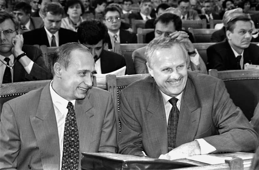 Мэр Санкт-Петербурга Анатолий Собчак (справа) и его помощник Владимир Путин (слева) на заседании Законодательного собрания Санкт-Петербурга