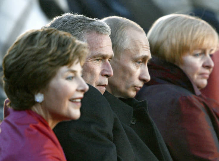 Президент России Владимир Путин (второй справа) с женой Людмилой (справа) и президент США Джордж Буш (второй слева) с женой Лорой (слева) во время неформального саммита, который прошел в Константиновском дворце в Стрельне
