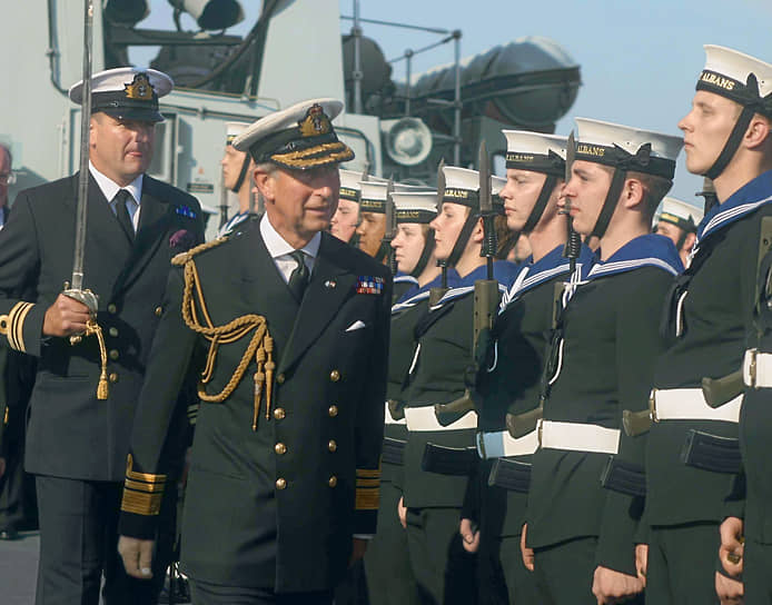 Наследник британского престола Принц Уэльский Чарльз (второй слева) на борту фрегата «Сент Олбанс» во время торжественного приема по случаю передачи российскому флоту дара Королевского ВМФ Великобритании - учебной парусной яхты «Адвенчер»
