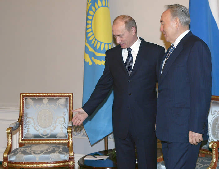 Президент России Владимир Путин и президент Казахстана Нурсултан Назарбаев во время встречи в Константиновском дворце