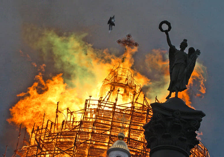 Пожар на реставрационных лесах Троицкого собора на Измайловском проспекте