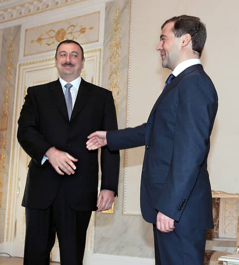 Президент Азербайджана Ильхам Алиев (слева) и президент России Дмитрий Медведев во время официальной встречи