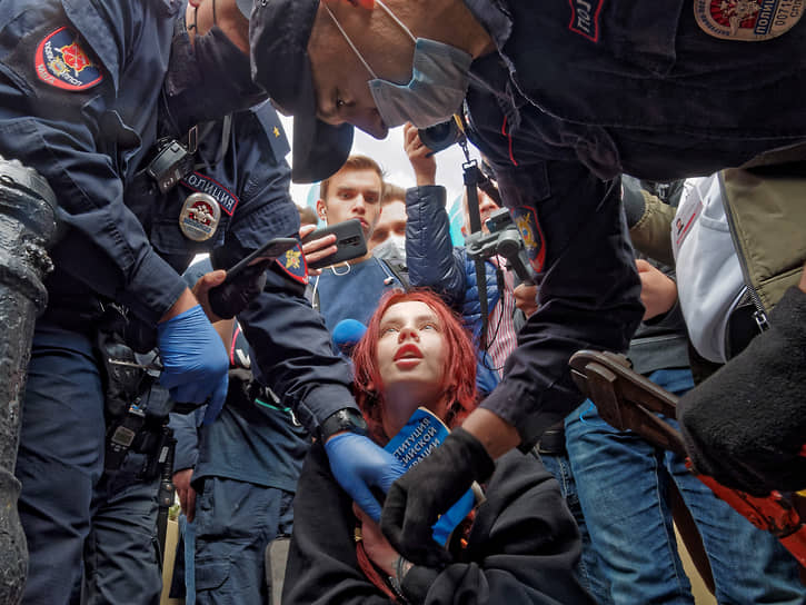 Активистка приковала себя наручниками к ограде в знак протеста против политики Кремля перед началом акции солидарности с протестующими в Хабаровске 