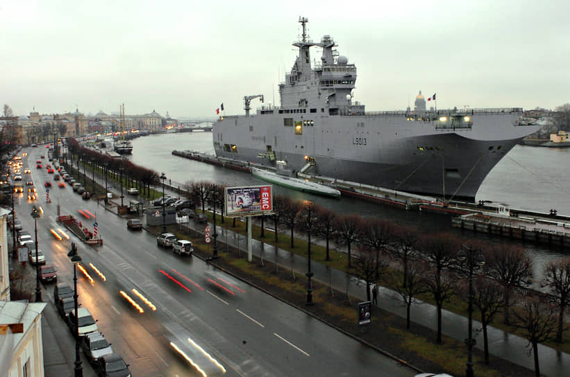 Французский универсальный десантный корабль «Мистраль» на набережной Лейтенанта Шмидта