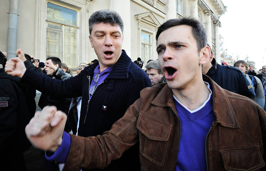 Оппозиционеры Илья Яшин (объявлен иностранным агентом в 2022 году) и Борис Немцов (убит в феврале 2015 года), во время несогласованного марша несогласных на Смольный