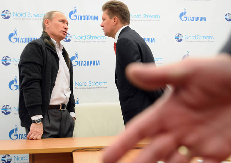 Председатель Правительства России Владимир Путин и председатель правления компании «Газпром» Алексей Миллер после окончания церемонии заполнения трубопровода «Северный поток» технологическим газом