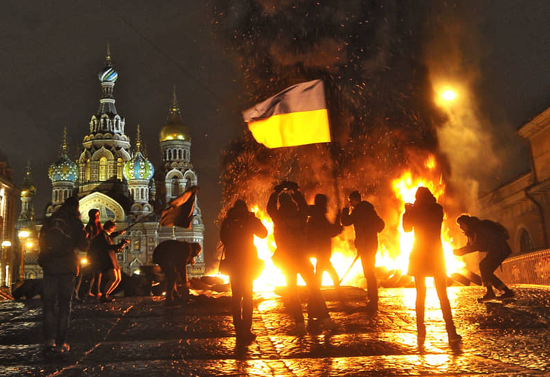 Группа активистов во главе с Петром Павленским во время акции по мотивам событий на Майдане в Киеве
