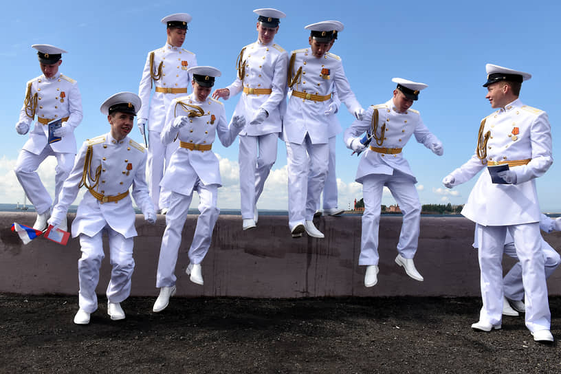 Кадеты Кронштадтского кадетского корпуса во время празднования Дня Военно-морского флота (ВМФ) России в Кронштадте