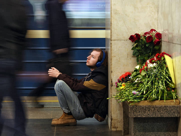 Молодой человек на платформе станции метро «Технологический институт» у импровизированного мемориала в память о жертвах теракта на этой станции 3 апреля 2017 года