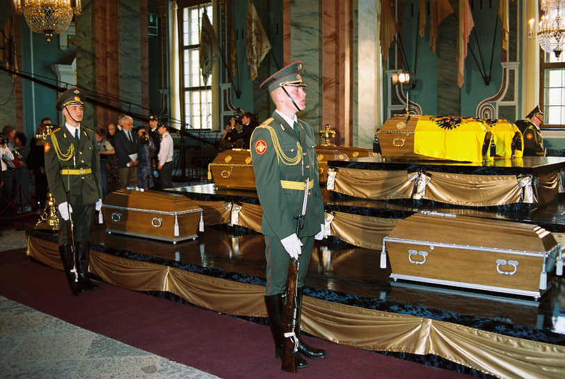Похороны царской семьи в июле 1998 года в Санкт-Петербурге. Почетный караул во время прощания с императором Николаем II и его семьей в Петропавловском соборе Петропавловской крепости