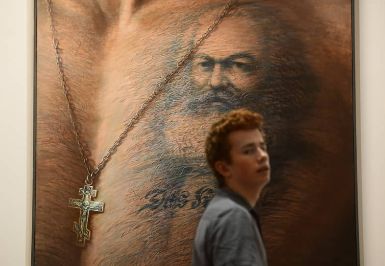 Посетитель на выставке «Карл Маркс навсегда?» в Государственном Русском музее
