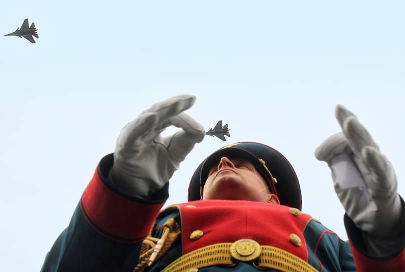 Дирижер военного оркестра во время парад в честь Дня Военно-морского флота 
