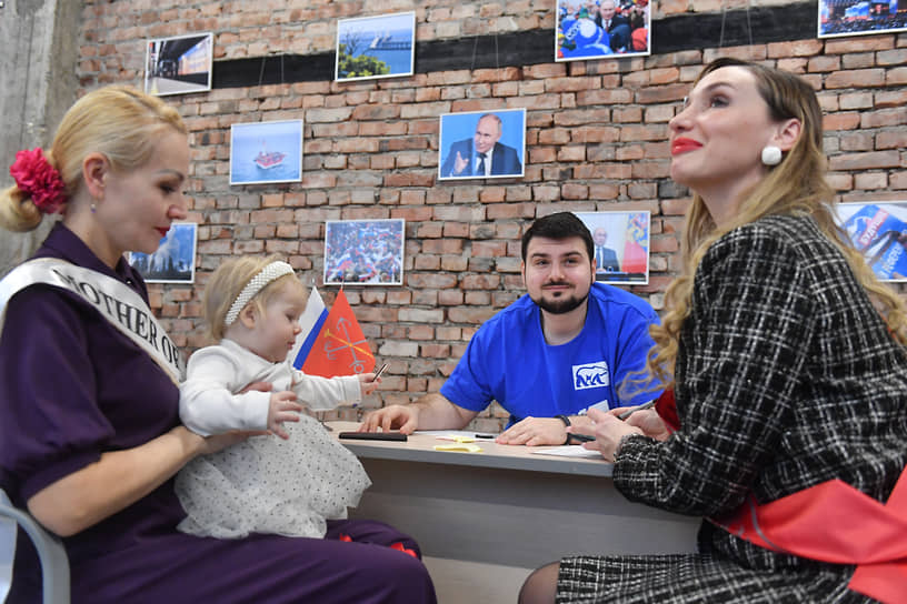 Девушки от Федерации «Миссис СПб» подписывали документ в знак поддержки Владимира Путина под звуки затворов фотокамер. Они, улыбаясь, оборачивались к фотографам и активно позировали 