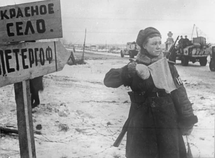1944 г. Регулировщица на перекрестке Красное село – Петергоф
