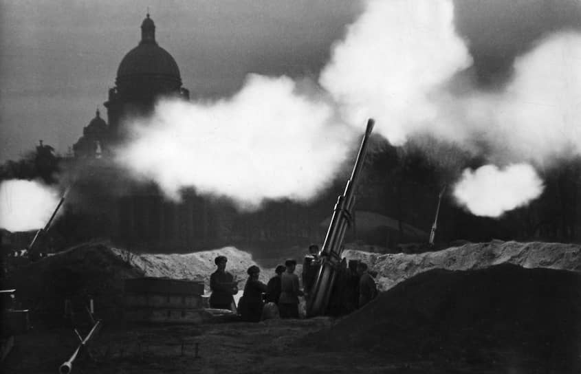 24 ноября 1941 г. Огонь по вражеским самолетам зенитки ведут с площади перед Исаакиевским собором