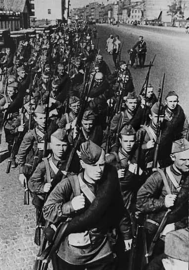 Июль 1941г. Колонна бойцов народного ополчения направляется на фронт