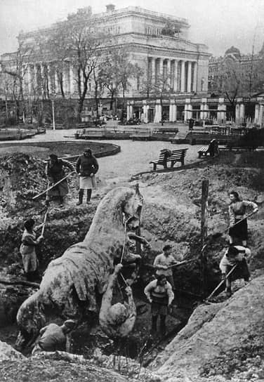 1944 г. Всю Блокаду кони Клодта с Аничкова моста провели под землей в саду Аничкова дворца