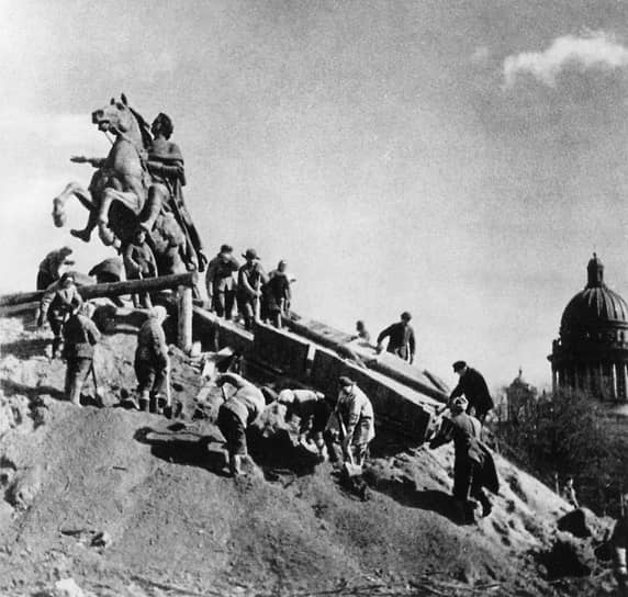 1944 г. Освобождение памятника Петру Первому от защитных сооружений после снятия Блокады