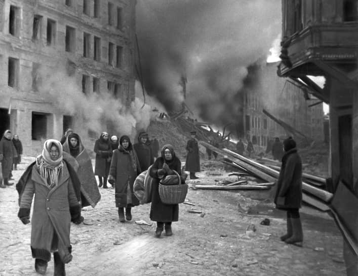 10 декабря 1942 г. Жители Ленинграда покидают свои дома, разрушенные немецкой бомбардировкой