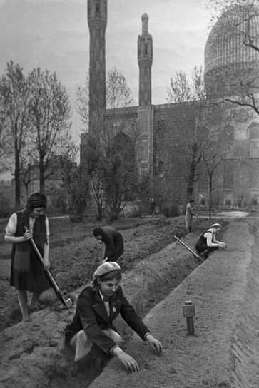 1942 г. Работницы Н-ского во время работы на городских огородах