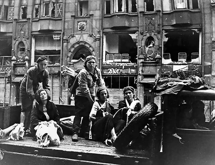 1941-1942 г.г. Дежурные на улицах блокадного Ленинграда. Улица Белинского, 11