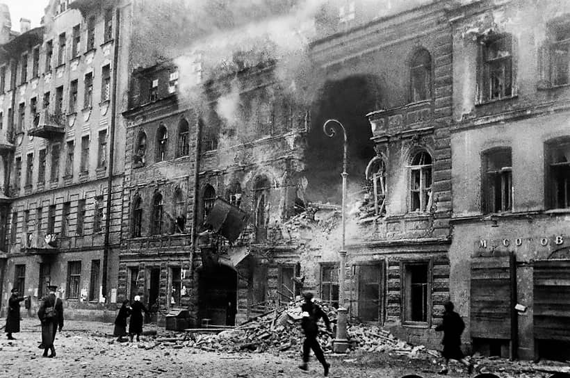Сентябрь 1941 г. После обстрела на улице Глазовой, д. 11. (улица Константина Заслонова)