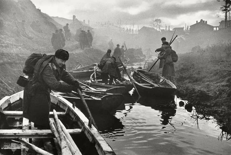 1941 г. Поселок Невская Дубровка. Солдаты Красной Армии сплавляются на лодках по реке Дубровка
