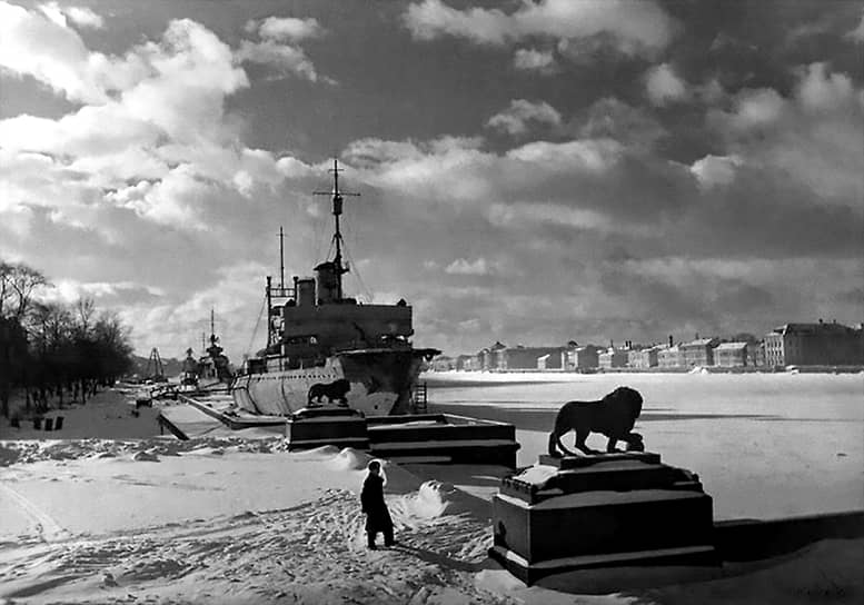 1941 - 1942 г.г. Блокадный Ленинград. Корабли Балтийского флота на набережной Рошаля (Адмиралтейская набережная)