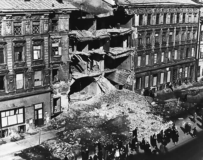 1941 г. Разрушенный вследствие обстрела дом №68 на Проспекте 25 Октября (Невский проспект)