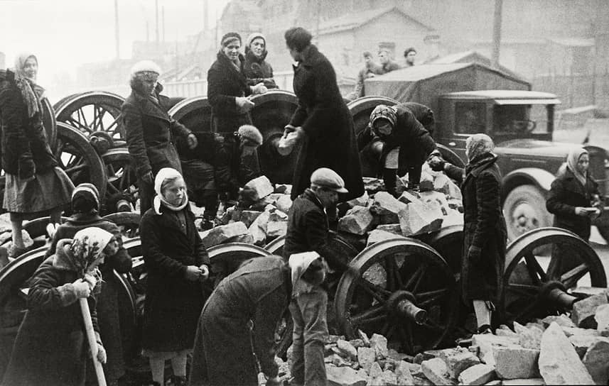 1942 г. Сооружение баррикад на проспекте Стачек у Кировского завода