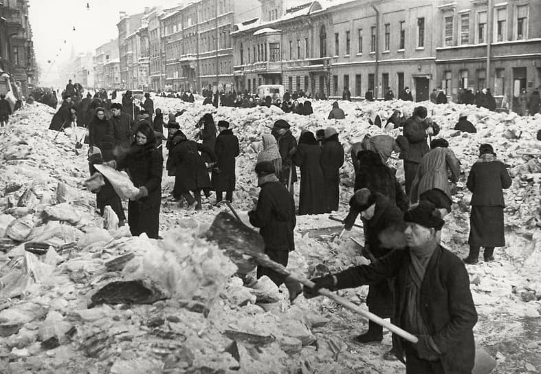 1942 г. Уборка проспекта Володарского (Литейный проспект) от льда и снега после зимы