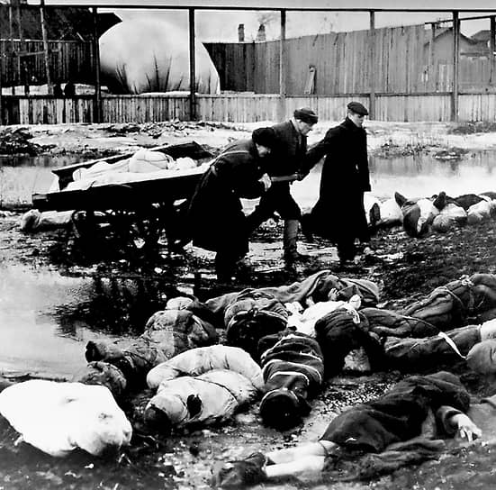 1942 г. Апрель. Блокадный Ленинград. Вывоз тел умерших от голода горожан с пустыря Волкова кладбища