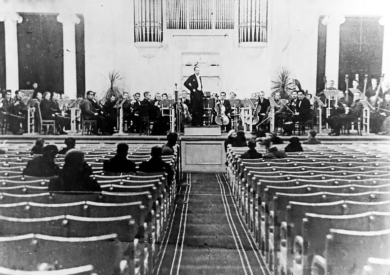 1 января 1942 г. Генеральная репетиция Седьмой симфонии Шостаковича в Большом зале Филармонии. На сцене дирижер Карл Элиасберг