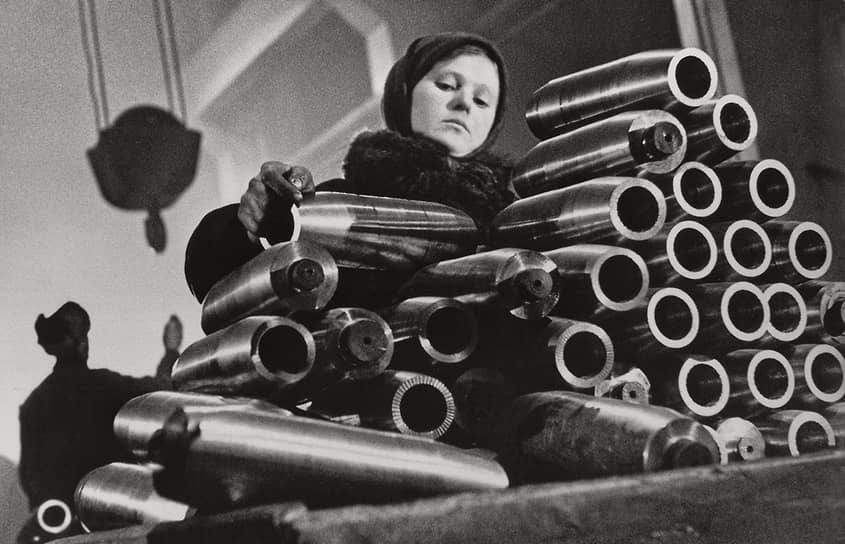1942 г. Блокадный Ленинград. В цехе завода девушка укладывает заготовки для артиллерийских снарядов