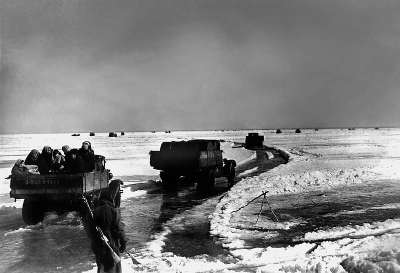 12 апреля 1942 г. Блокада Ленинграда. «Дорога жизни» – ледовая трасса через Ладожское озеро