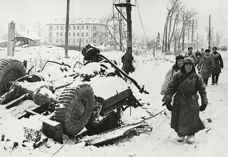 1943 г. Освобожденный Шлиссельбург. Бойцы Красной Армии на улицах города