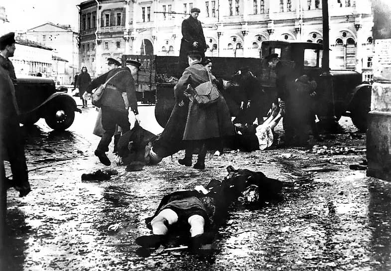 1942 г. Специальные команды собирают тела погибших после очередного обстрела города