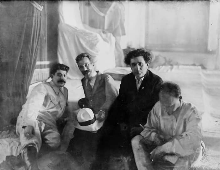 1924 г. СССР
Групповой портрет (слева направо): И.В.Сталин, Л.Б.Каменев, Г.Е.Зиновьев, Н.И.Бухарин