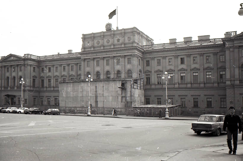 В 1989 году в Мариинском дворце Исполнительный Комитет Ленинградского городского Совета принял решение о возвращении улицам города исторических названий
