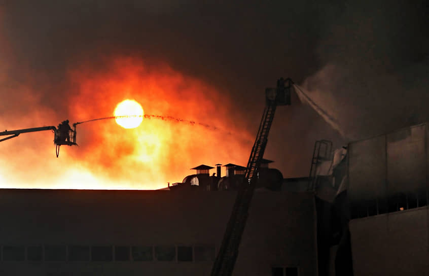 Пожар на складе компании Wildberries в поселке Шушары на Московском шоссе