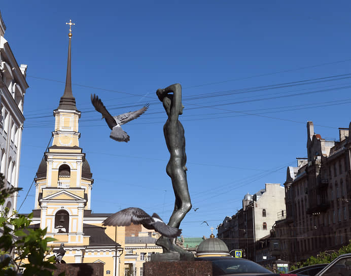 2018 г. Церковь Симеона и Анны и скульптура «Новый век» на углу улиц Моховой и Белинского
